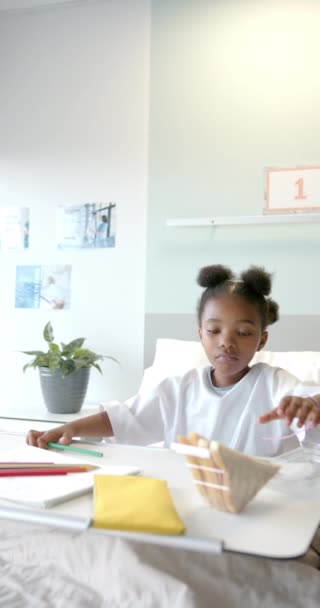 Vertical Video African American Girl Coloring Sitting Bed Hospital Medical — стокове відео