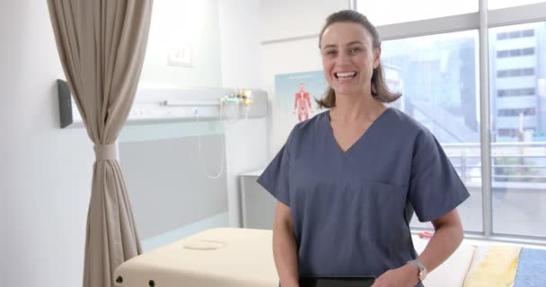 Portait Caucasian Female Physiotherapist Smiling Rehab Center Physiotherapy Rehabilitation Medical — Stockvideo
