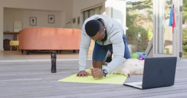 African American Man Dog Exercising Mat Laptop Home Slow Motion — Vídeo de Stock