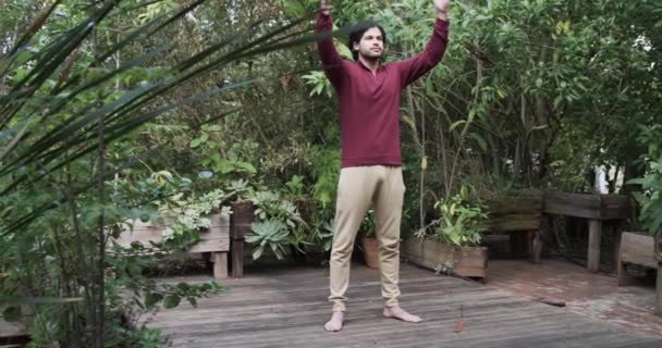 Keskittynyt Valkoihoinen Mies Harjoittelee Jooga Meditaatiota Terassilla Luonnossa Kopioi Tilaa — kuvapankkivideo
