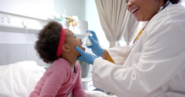 African American Female Doctor Giving Inhaler Medication Girl Hospital Room — стокове відео