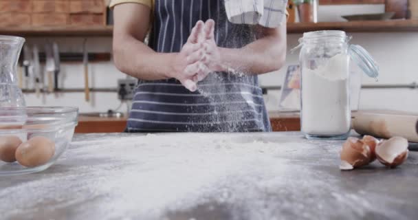 台所でパン生地を準備する白人男性の中央部 コピースペース スローモーション 健康的なライフスタイル 食べ物 家庭生活 変わらない — ストック動画