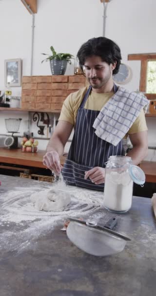 Vídeo Vertical Homem Biracial Feliz Avental Preparando Massa Pão Cozinha — Vídeo de Stock