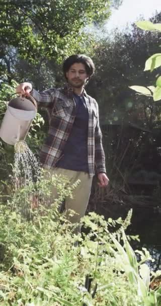 Вертикальное Видео Счастливого Расового Человека Поливающего Растения Солнечном Саду Замедленная — стоковое видео