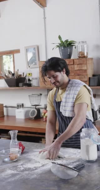 Vídeo Vertical Homem Biracial Avental Preparando Massa Pão Cozinha Câmera — Vídeo de Stock