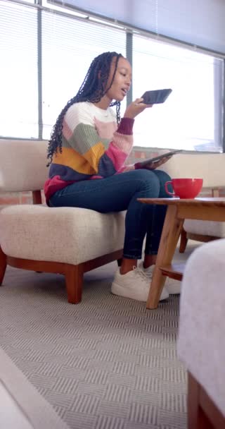 Vídeo Vertical Mulher Negócios Casual Afro Americana Falando Smartphone Lounge — Vídeo de Stock