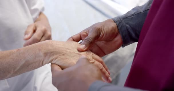 近视非洲裔美国男性医生检查手的高加索女性病人在医院 假肢和医疗保健概念 — 图库视频影像