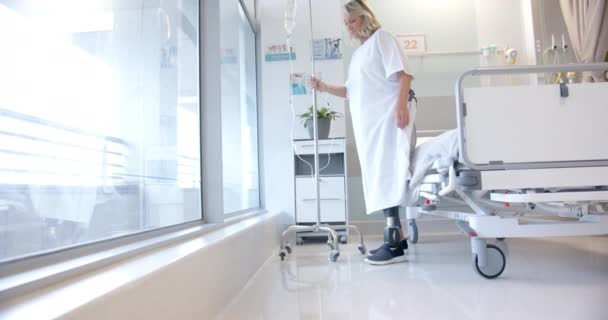 Kaukasiska Kvinnliga Seniorpatienter Med Benproteser Som Håller Stå Sjukhus Proteser — Stockvideo