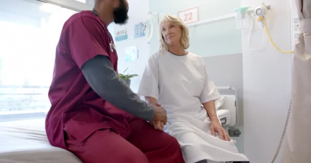 Hastane Odasında Yatakta Yaşlı Bir Kadının Elini Tutan Çeşitli Erkek — Stok video