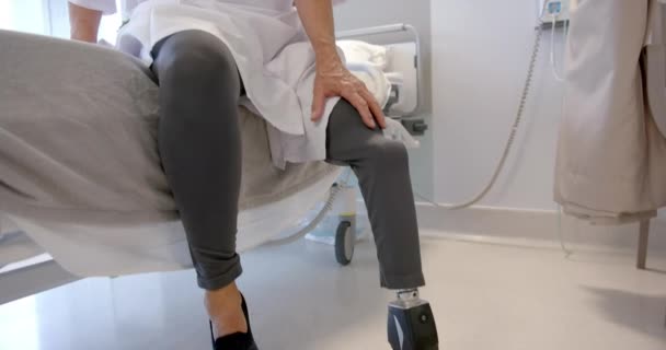 Vit Kvinnlig Seniorpatient Med Protesben Sittande Sängen Sjukhuset Proteser Och — Stockvideo