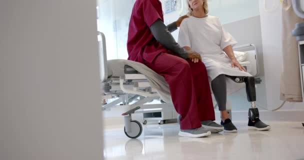 Afro Amerikalı Erkek Doktor Hastanede Protez Bacağı Olan Beyaz Kadın — Stok video
