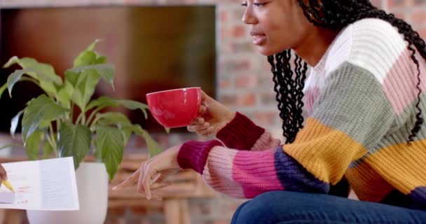 Szczęśliwa Afro Amerykanka Swobodna Bizneswoman Kawą Rozmawiająca Kolegą Biurze Zwolniony — Wideo stockowe