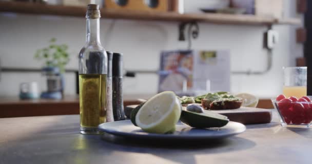 Primer Plano Tostadas Aguacate Verduras Jugos Cocina Cámara Lenta Estilo — Vídeos de Stock