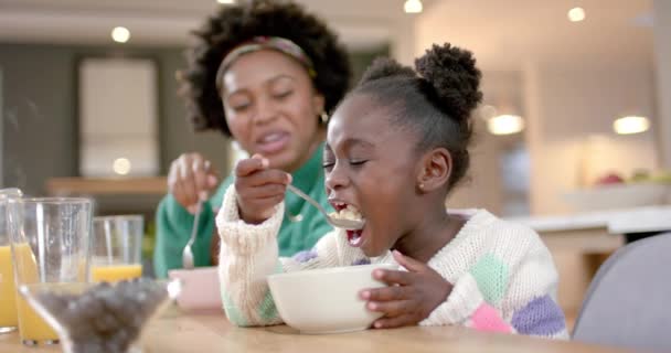 Happy African American Mother Daughter Eating Cereal Milk Kitchen Slow — ストック動画