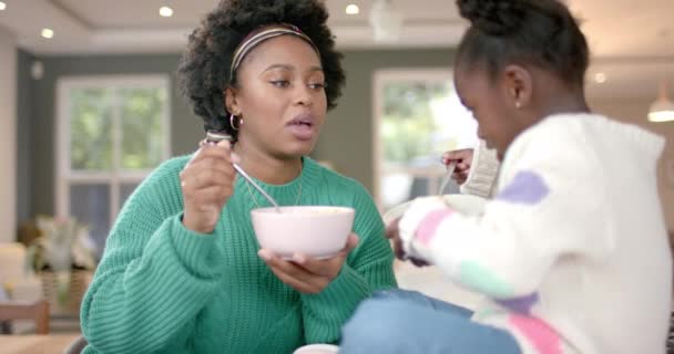 African American Mother Daughter Eating Cereal Milk Kitchen Slow Motion — Vídeo de Stock