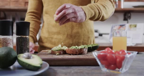 Middel Kaukasisk Man Förbereder Avokado Toast Köket Slow Motion Livsstil — Stockvideo