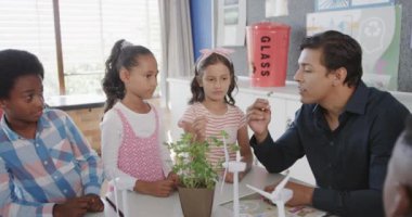 İlkokulda çeşitli erkek öğretmenler ilkokul çocuklarına ekoloji öğretiyor. Okul, ekoloji ve eğitim, değiştirilmemiş.