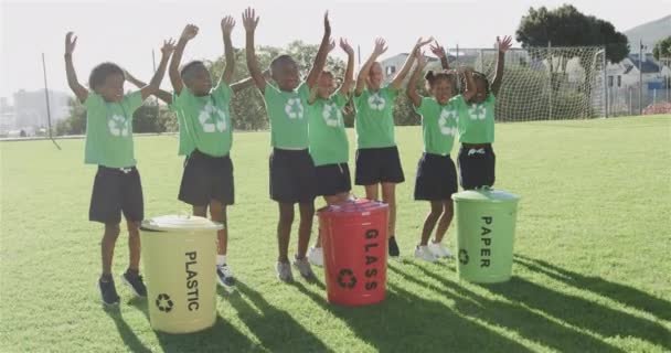 Portré Boldog Változatos Iskolás Gyerekekről Újrahasznosító Kukákkal Sportpályán Általános Iskolában — Stock videók