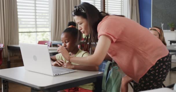Ευτυχής Ποικιλόμορφη Δασκάλα Που Διδάσκει Μαθήτριες Χρησιμοποιώντας Φορητό Υπολογιστή Στην — Αρχείο Βίντεο