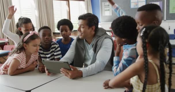 Gelukkig Diverse Mannelijke Leraar Met Schoolkinderen Met Behulp Van Tablet — Stockvideo