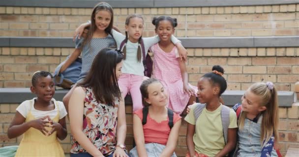 Портрет Счастливой Разнообразной Учительницы Школьницы Лестнице Начальной Школе Школа Учеба — стоковое видео