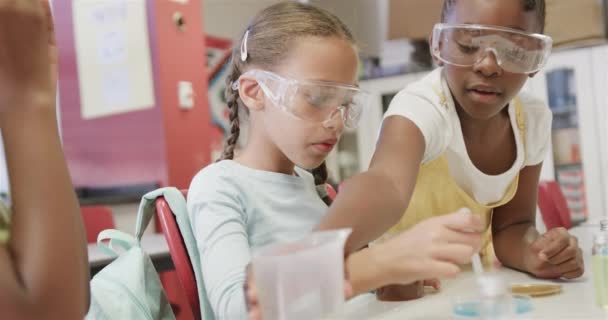 Fröhliche Schulmädchen Experimentieren Der Grundschule Labor Zeitlupe Schule Wissenschaft Und — Stockvideo