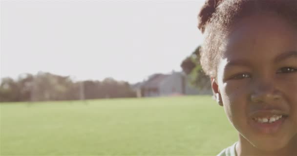 Retrato Una Colegiala Afroamericana Feliz Sonriendo Campo Deportes Escuela Primaria — Vídeo de stock