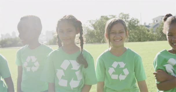 スローモーションでスタジアムでTシャツをリサイクルして幸せな多様な子供たちの肖像画 エコロジー 変更されていない — ストック動画