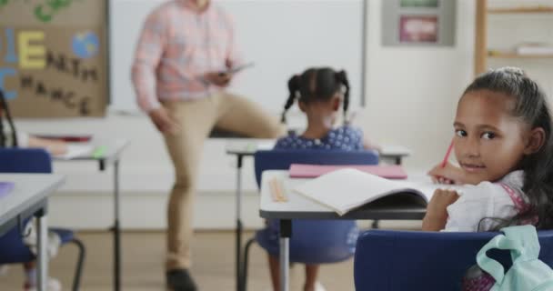 Muotokuva Onnellinen Monipuolinen Koululaiset Mies Opettaja Tabletti Luokkahuoneessa Hidastettuna Koulu — kuvapankkivideo