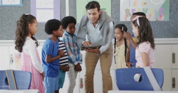 Glad Varierad Manlig Lärare Med Skolbarn Som Använder Surfplatta Klassrummet — Stockvideo