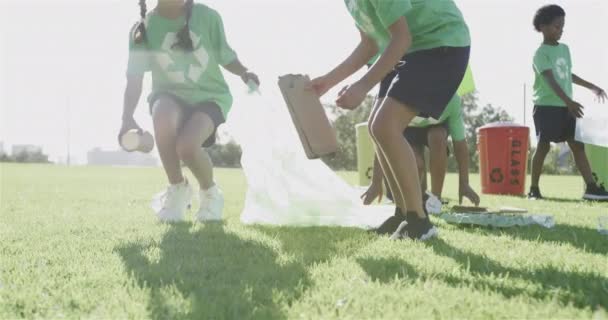 Happy Różnorodnych Uczniów Noszących Koszule Recyklingu Czyszczenia Boiska Sportowego Szkole — Wideo stockowe