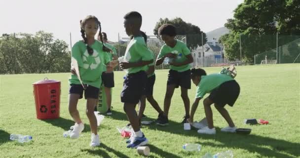 Happy Różnorodnych Uczniów Noszących Koszule Recyklingu Czyszczenia Boiska Sportowego Szkole — Wideo stockowe