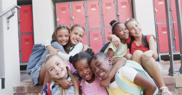 Portrét Šťastných Školaček Které Objímají Školních Skříňkách Základní Škole Škola — Stock video