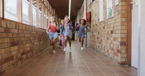 Feliz Diversas Colegialas Con Bolsas Escuela Corriendo Pasillo Escuela Primaria — Vídeos de Stock