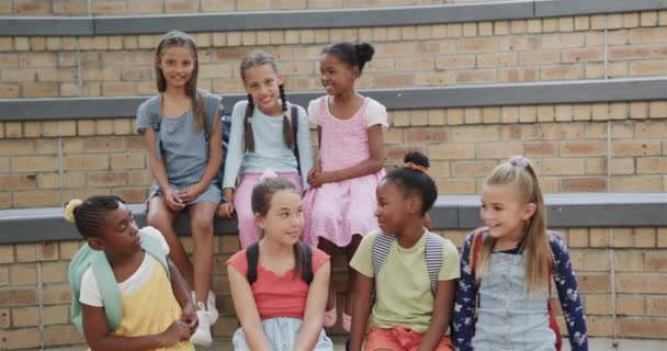 Portret Van Vrolijke Diverse Schoolmeisjes Trappen Slow Motion Basisschool School — Stockvideo