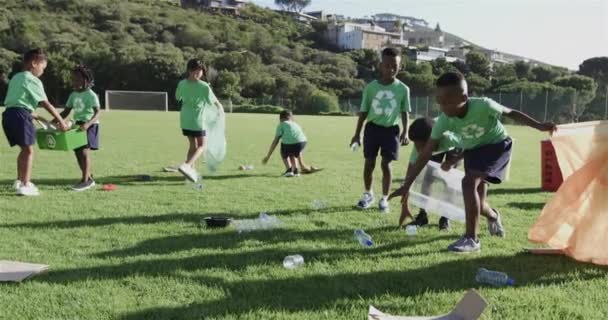 Heureux Écoliers Divers Portant Des Shirts Recyclés Nettoyage Terrain Sport — Video