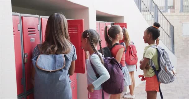 가방을 초등학교에서 사물함에서 이야기 여학생 변함없는 — 비디오