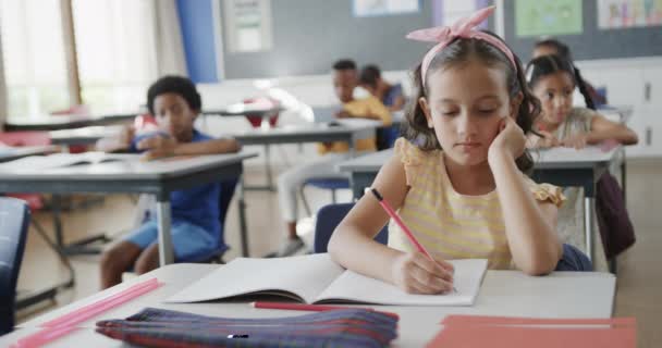 Focada Diversas Crianças Idade Escolar Mesas Aprendizagem Escrita Sala Aula — Vídeo de Stock