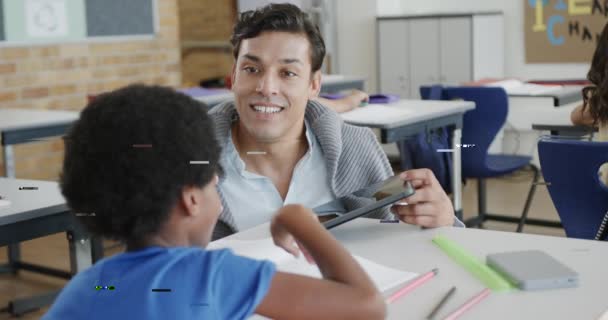 Heureux Enseignant Masculin Diversifié Avec Tablette Aidant Les Écoliers Classe — Video