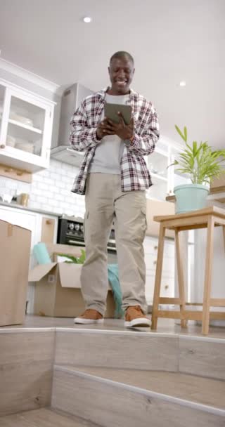 Vídeo Vertical Del Hombre Afroamericano Feliz Usando Tableta Cámara Lenta — Vídeos de Stock