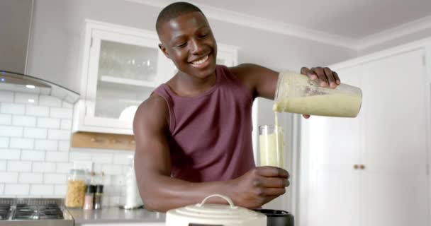 Hombre Afroamericano Feliz Bebiendo Batido Saludable Cocina Casa Cámara Lenta — Vídeos de Stock