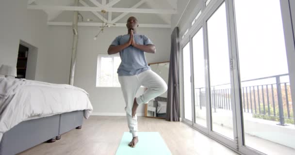非裔美国人做瑜伽和冥想在家里 慢动作 生活方式 自我照顾 放松和家庭生活 — 图库视频影像