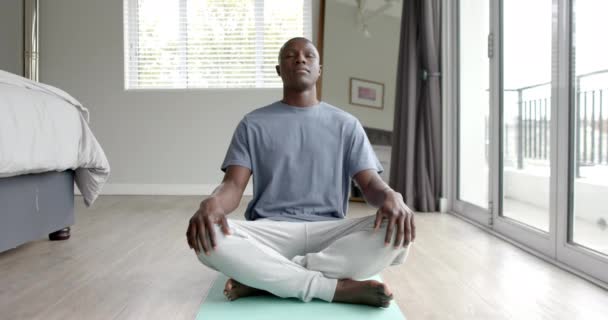 Afrika Amerika Pria Melakukan Yoga Dan Bermeditasi Rumah Gerakan Lambat — Stok Video
