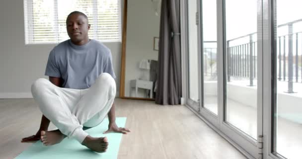 非裔美国人做瑜伽和冥想在家里 复制空间 慢动作 生活方式 自我照顾 放松和家庭生活 — 图库视频影像