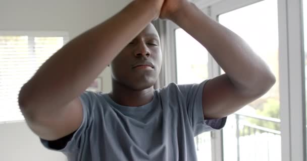 Afro Amerikaanse Man Doet Yoga Mediteert Thuis Slow Motion Lifestyle — Stockvideo