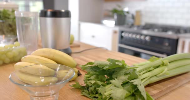 Gemüse Und Obst Mit Küchengeräten Auf Der Arbeitsplatte Der Heimischen — Stockvideo