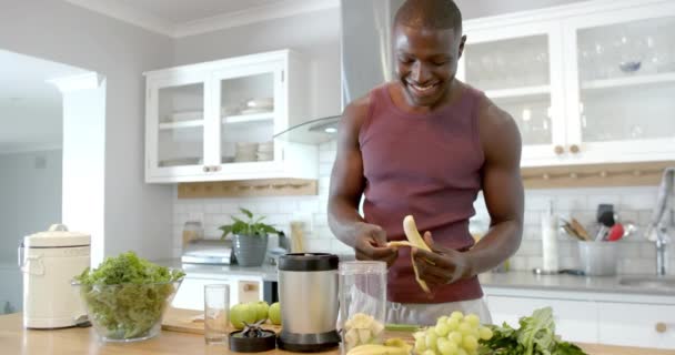 Glad Afrikansk Amerikansk Man Förbereder Hälsosam Smoothie Köket Hemma Slow — Stockvideo