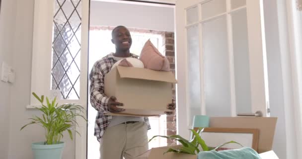 快乐的非洲裔美国人 带着盒子在家里 慢动作 生活方式 搬家和家庭生活 — 图库视频影像