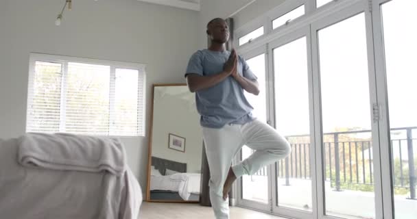 Africano Americano Fazendo Ioga Meditando Casa Câmera Lenta Estilo Vida — Vídeo de Stock