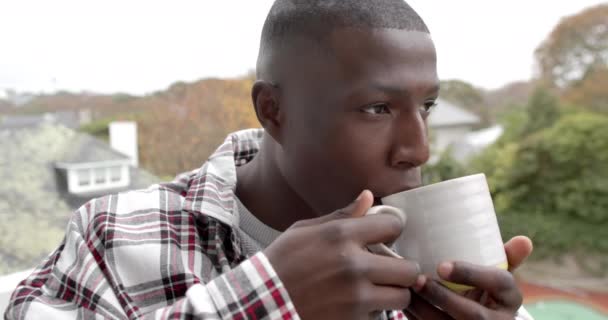 Portrét Šťastného Afroameričana Stojícího Balkóně Popíjejícího Kávu Doma Zpomalený Film — Stock video
